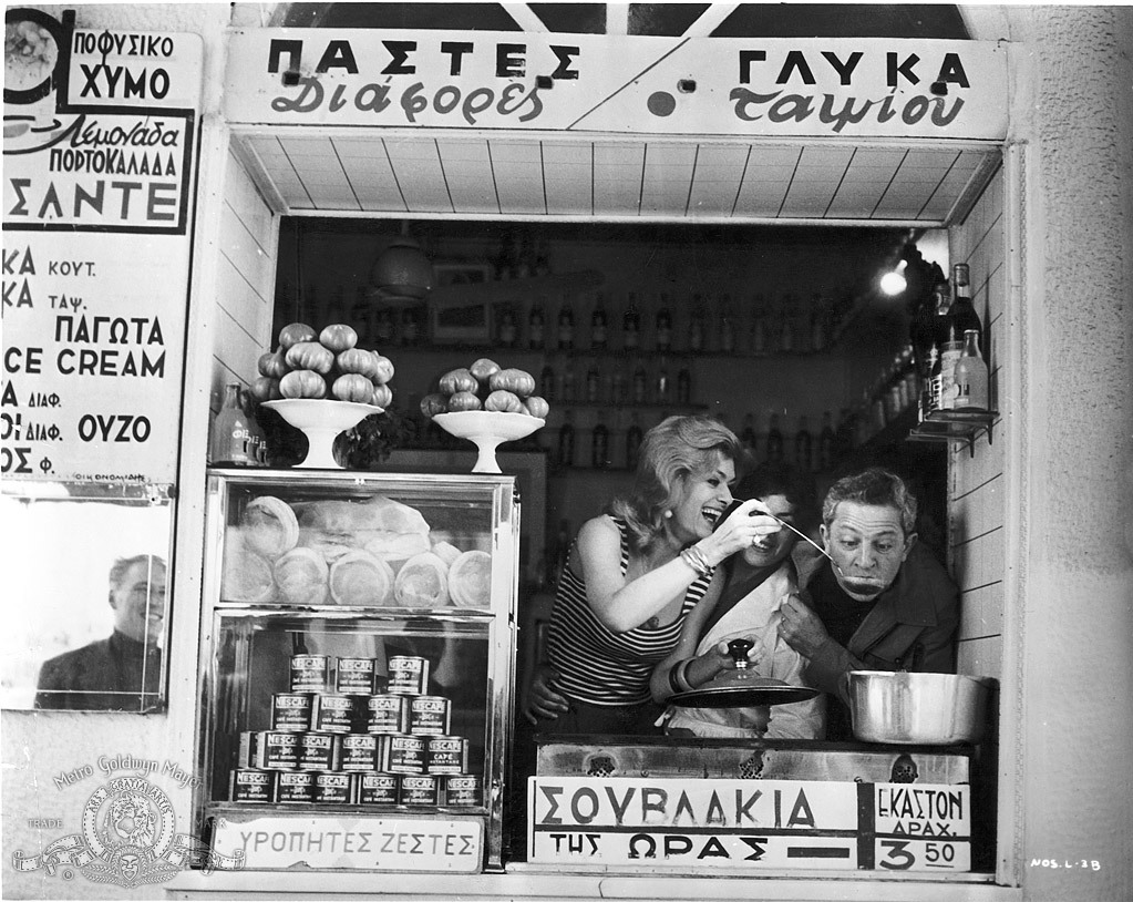 Still of Jules Dassin and Melina Mercouri in Pote tin Kyriaki (1960)
