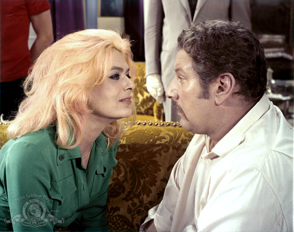 Still of Peter Ustinov and Melina Mercouri in Topkapi (1964)