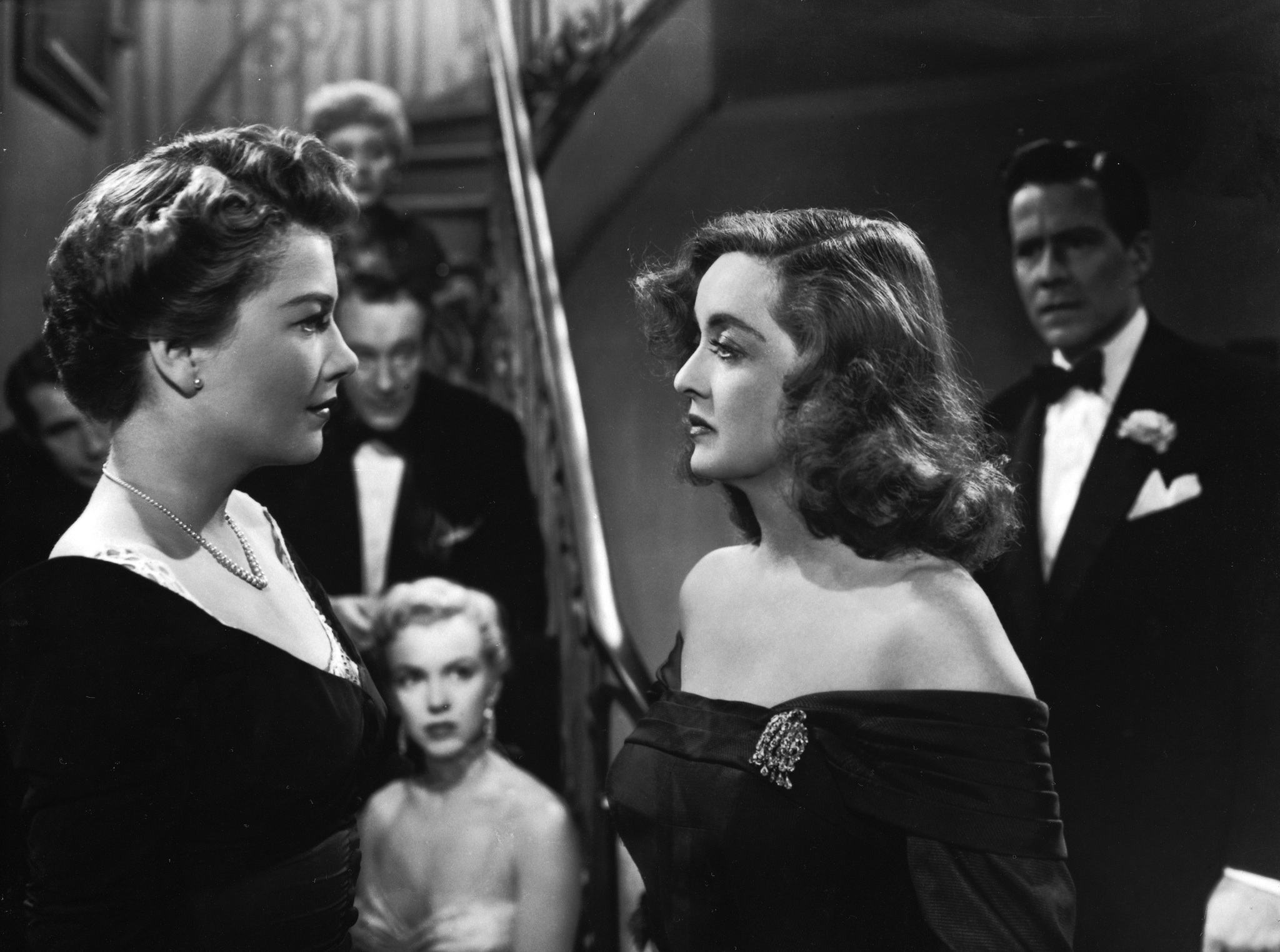 Still of Bette Davis, Marilyn Monroe, Anne Baxter, George Sanders, Celeste Holm, Hugh Marlowe and Gary Merrill in All About Eve (1950)