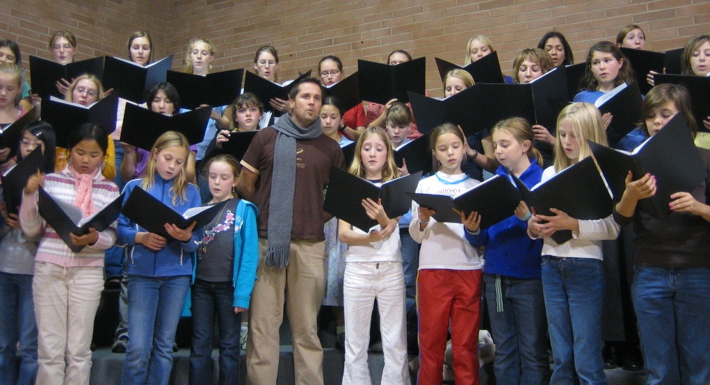 Mateo Messina working with the NW Girlchoir.