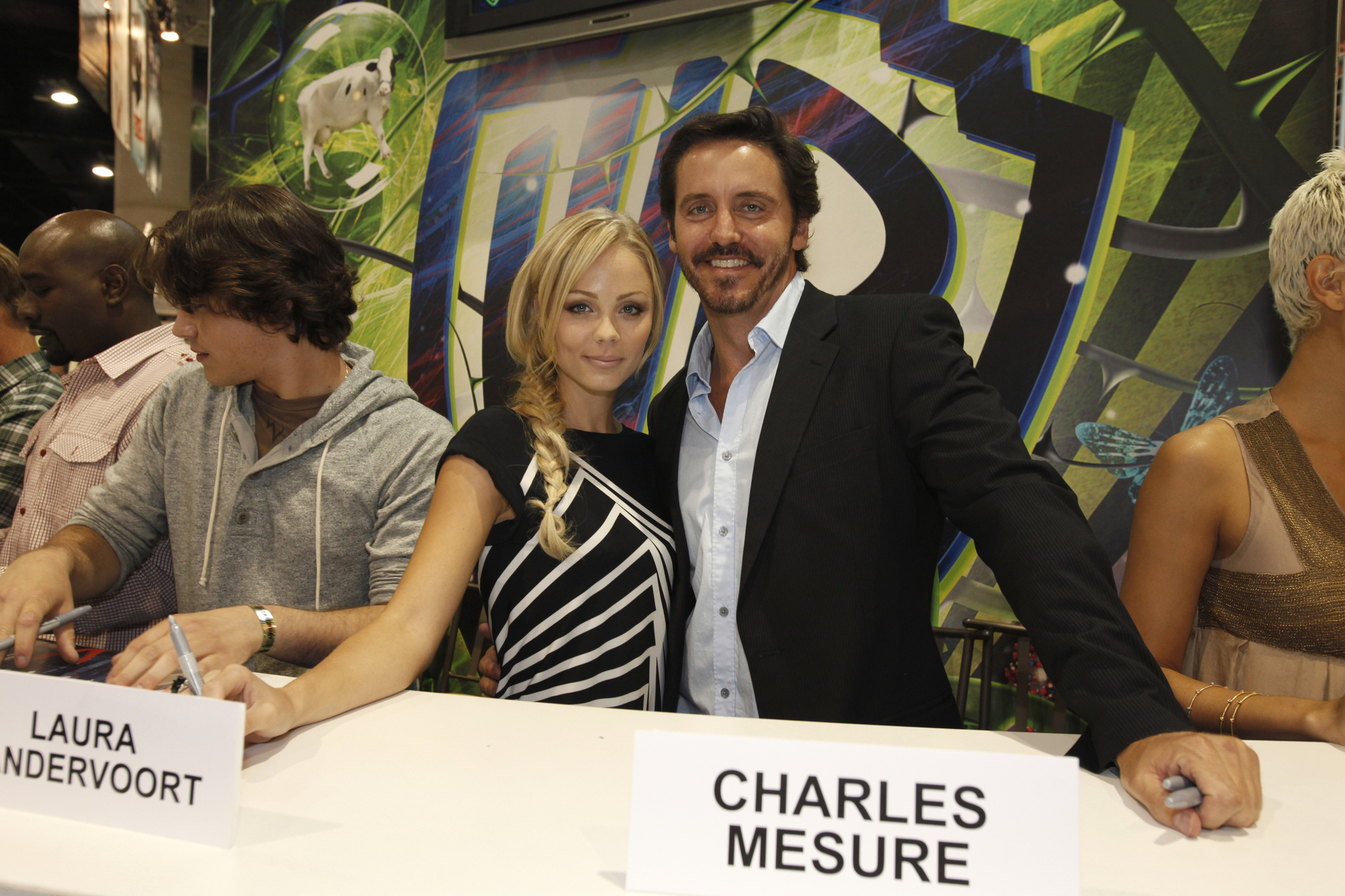 Charles Mesure and Laura Vandervoort at event of V (2009)