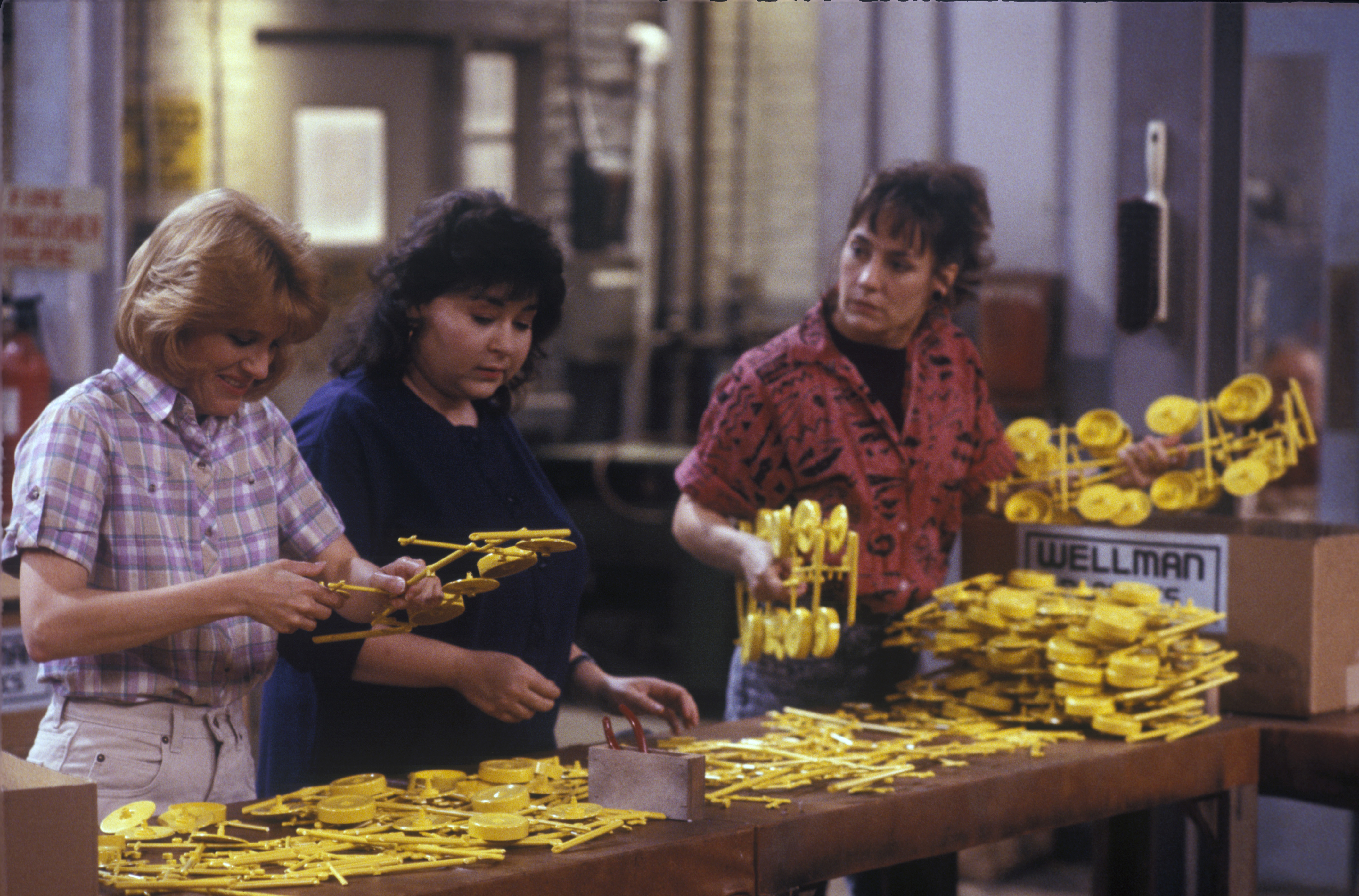 Still of Roseanne Barr, Laurie Metcalf and Natalie West in Roseanne (1988)