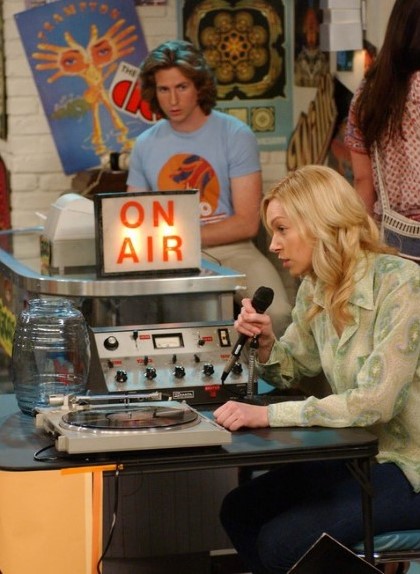 THAT '70s SHOW: Randy (Josh Meyers, L) watches Donna (Laura Prepon, R) as she experiences minor difficulties raising money for children's books in the 