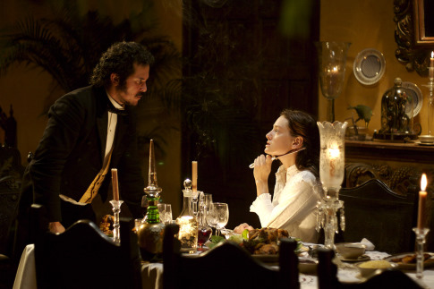 Still of John Leguizamo and Giovanna Mezzogiorno in Love in the Time of Cholera (2007)