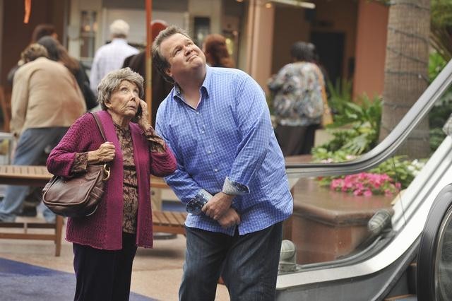 Still of Norma Michaels and Eric Stonestreet in Moderni seima (2009)