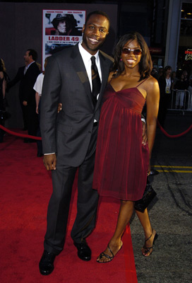 Kevin Daniels and Nicki Micheaux at event of Ladder 49 (2004)