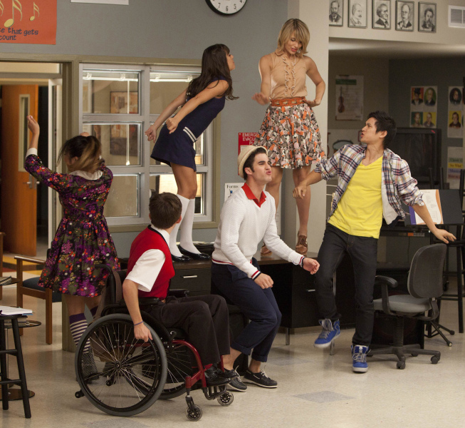 Still of Lea Michele, Dianna Agron, Darren Criss, Kevin McHale, Jenna Ushkowitz and Heather Morris in Glee (2009)