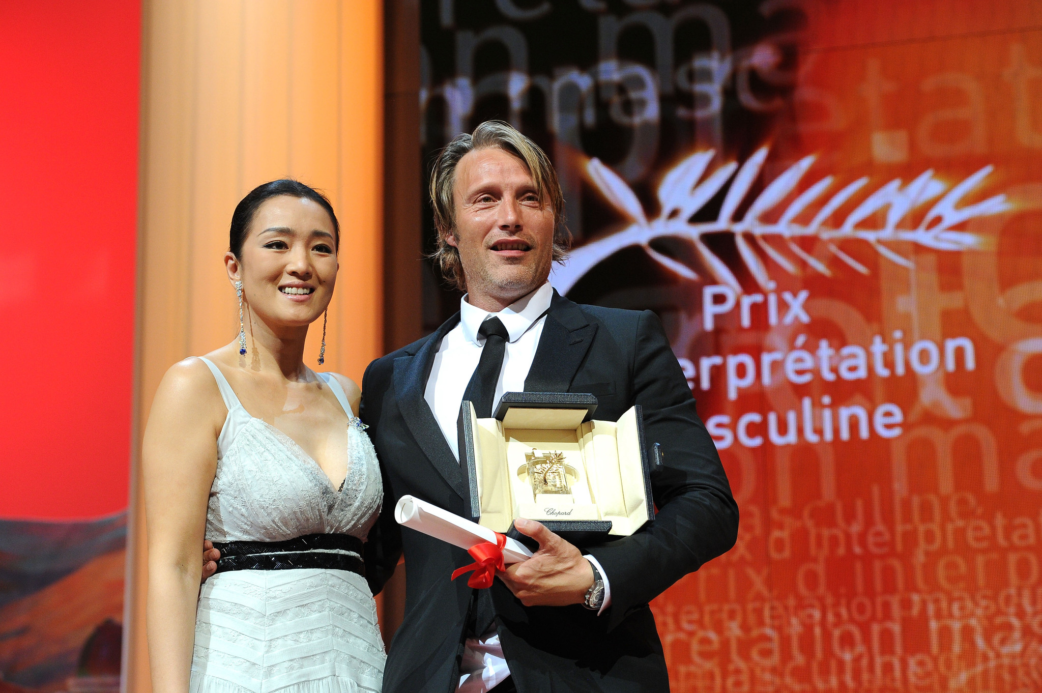 Li Gong and Mads Mikkelsen at event of Medziokle (2012)