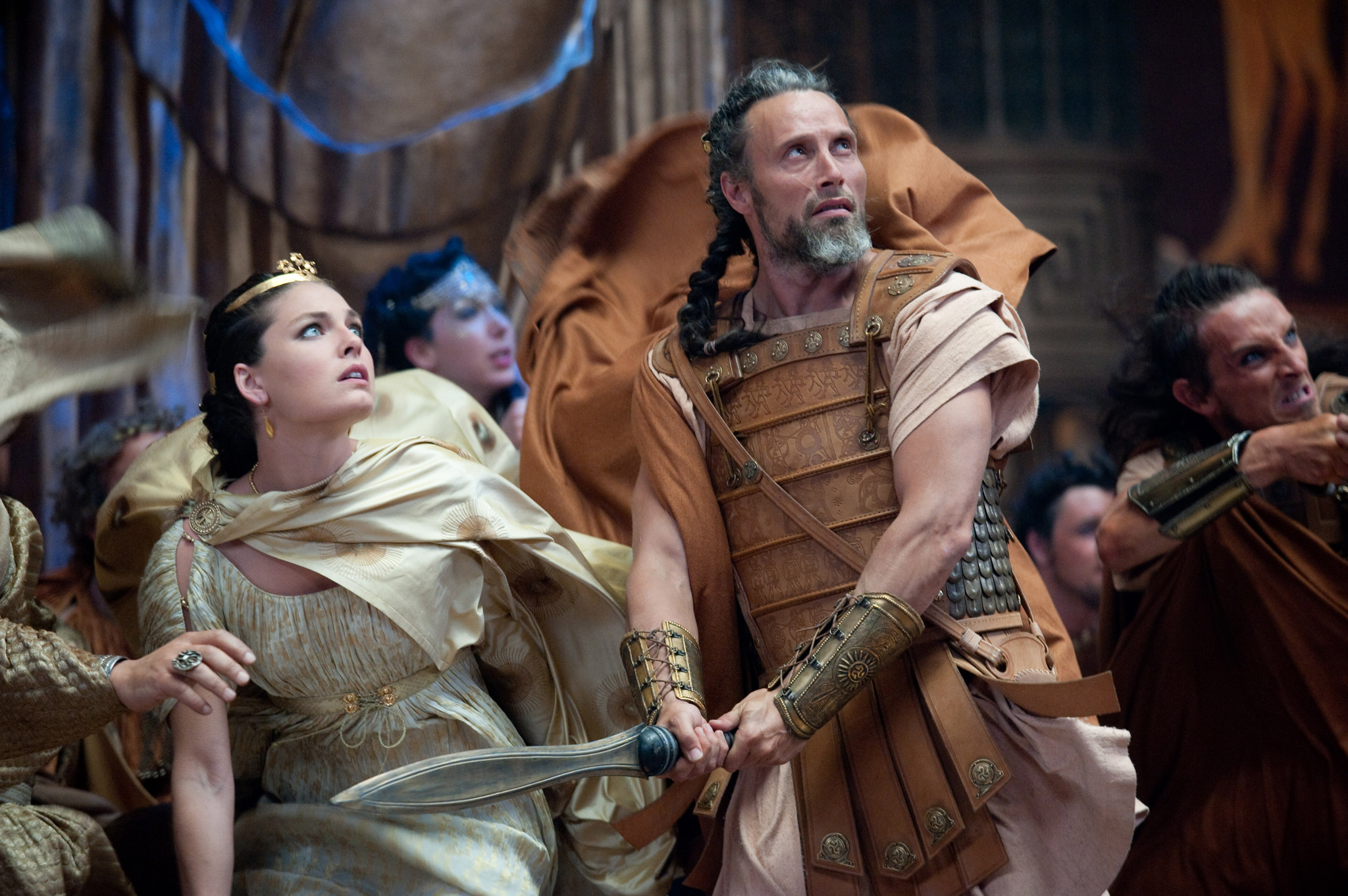 Still of Mads Mikkelsen and Alexa Davalos in Titanu susidurimas (2010)