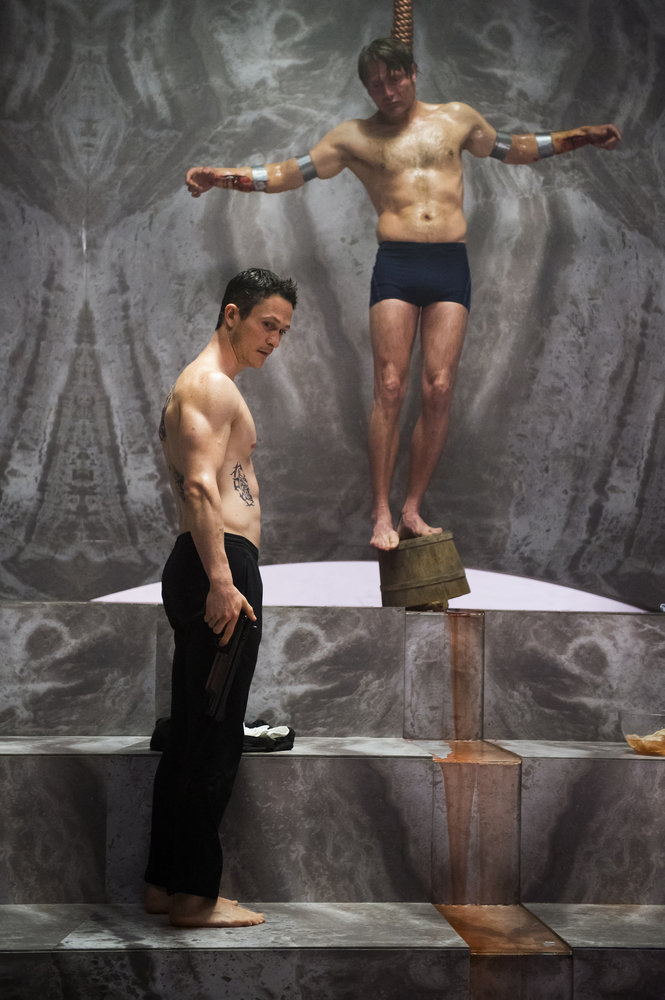 Still of Jonathan Tucker and Mads Mikkelsen in Hanibalas (2013)