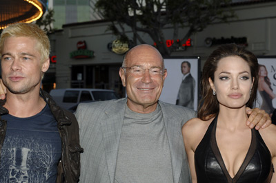 Brad Pitt, Angelina Jolie and Arnon Milchan at event of Mr. & Mrs. Smith (2005)