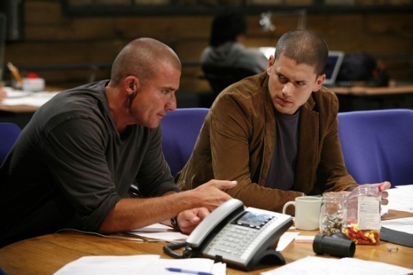 Still of Wentworth Miller and Dominic Purcell in Kalejimo begliai (2005)