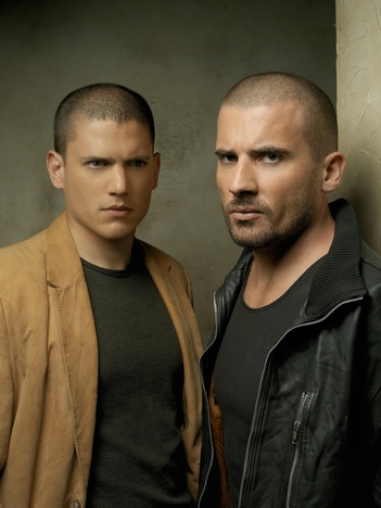 Wentworth Miller and Dominic Purcell in Kalejimo begliai (2005)