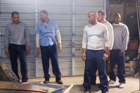 Still of Peter Stormare, Rockmond Dunbar, Wentworth Miller, Dominic Purcell and Amaury Nolasco in Kalejimo begliai (2005)