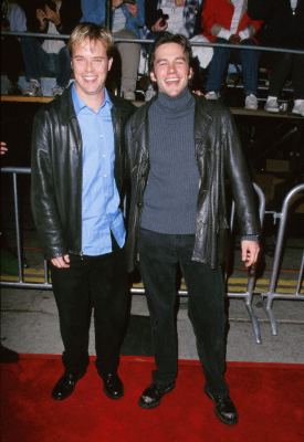 Brad Rowe and Eddie Mills at event of Ir viso Pasaulio negana (1999)