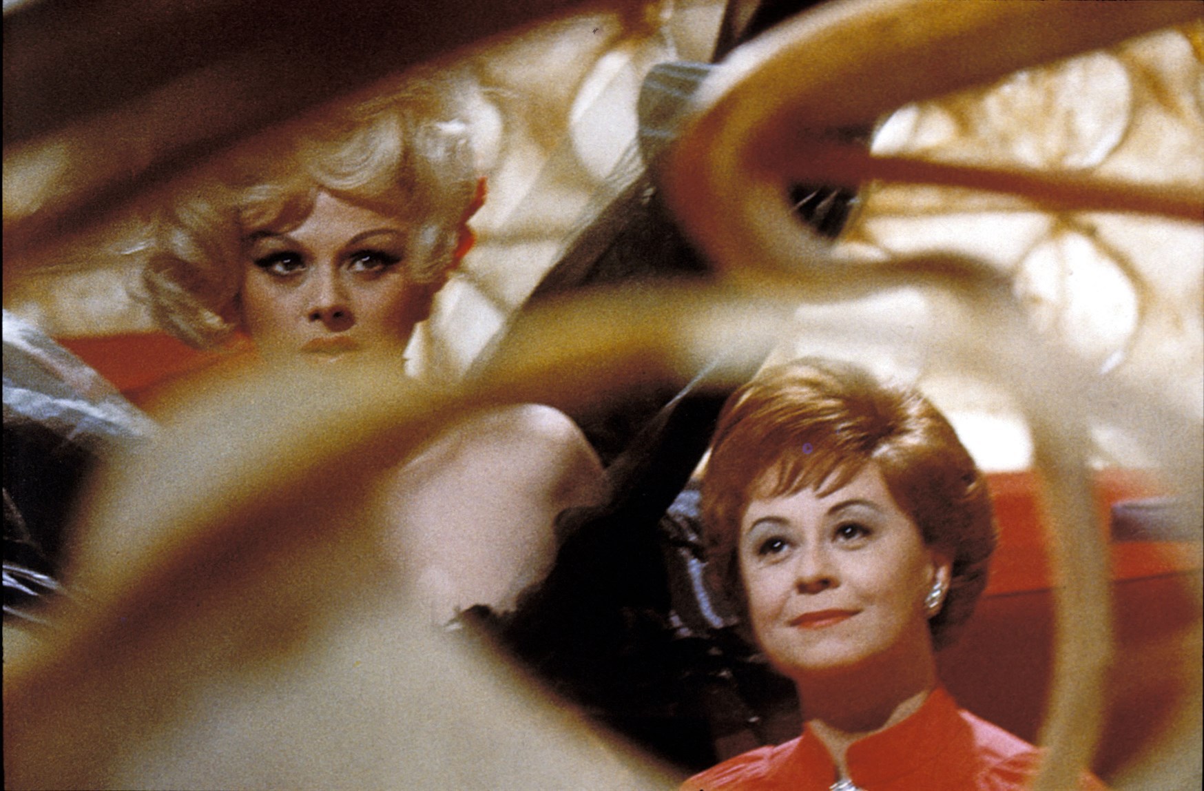 Still of Giulietta Masina and Sandra Milo in Giulietta degli spiriti (1965)