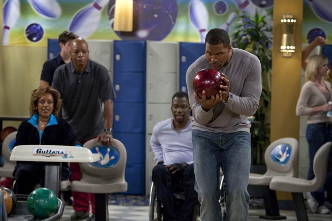 Still of CCH Pounder, Carl Weathers, Daryl Mitchell and Michael Strahan in Brothers (2009)