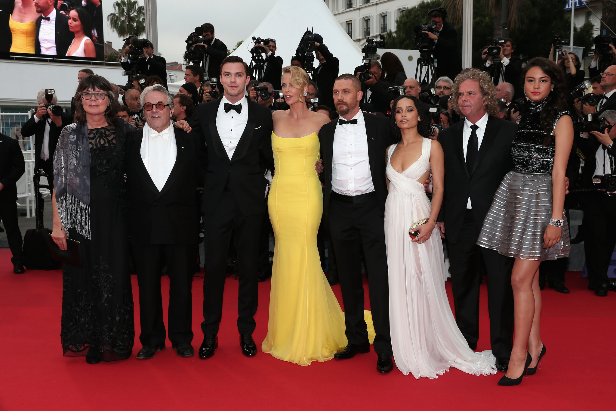 Charlize Theron, George Miller, Tom Hardy, Nicholas Hoult, Doug Mitchell, Zoë Kravitz and Gisela Schober at event of Paseles Maksas: ituzio kelias (2015)