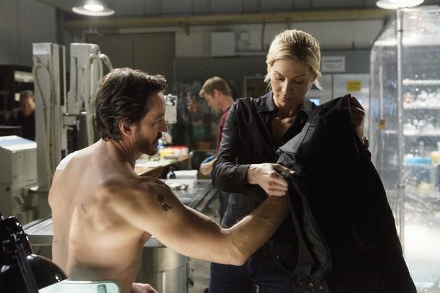 Still of Charles Mesure and Elizabeth Mitchell in V (2009)