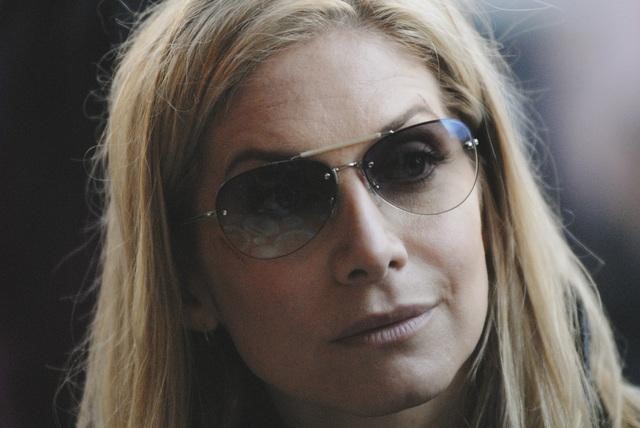 Still of Elizabeth Mitchell in V (2009)