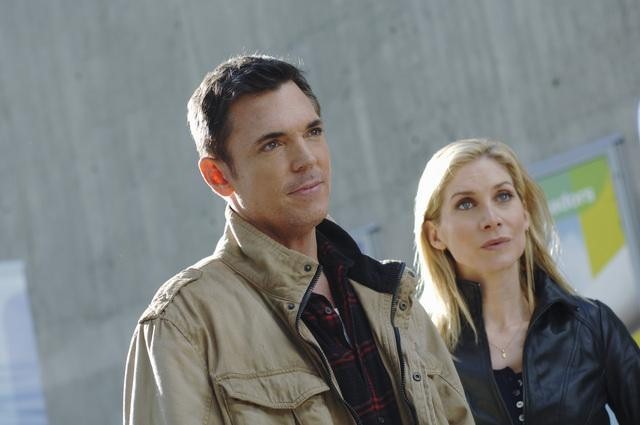 Still of Nicholas Lea and Elizabeth Mitchell in V (2009)