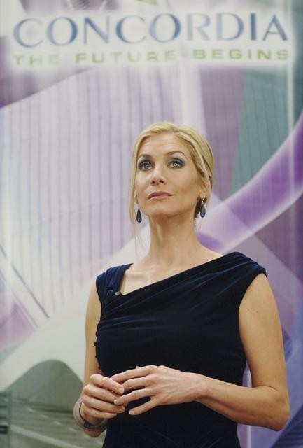 Still of Elizabeth Mitchell in V (2009)