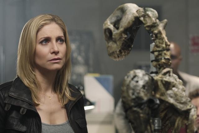 Still of Elizabeth Mitchell in V (2009)