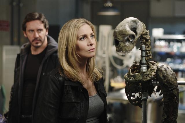 Still of Charles Mesure and Elizabeth Mitchell in V (2009)