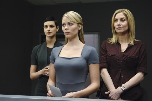 Still of Elizabeth Mitchell, Laura Vandervoort and Morena Baccarin in V (2009)