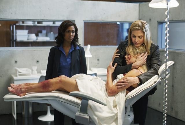 Still of Elizabeth Mitchell and Laura Vandervoort in V (2009)