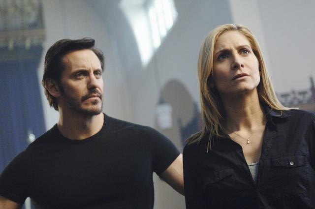 Still of Charles Mesure and Elizabeth Mitchell in V (2009)