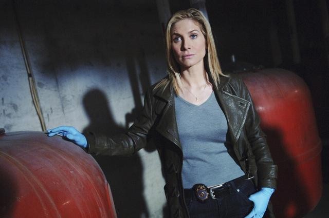 Still of Elizabeth Mitchell in V (2009)