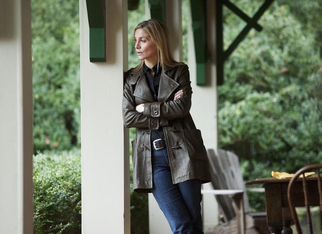 Still of Elizabeth Mitchell in V (2009)