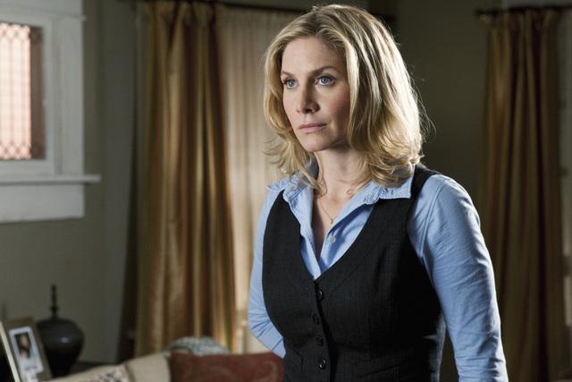 Still of Elizabeth Mitchell in V (2009)