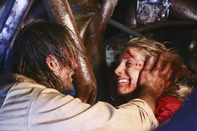 Still of Josh Holloway and Elizabeth Mitchell in Dinge (2004)