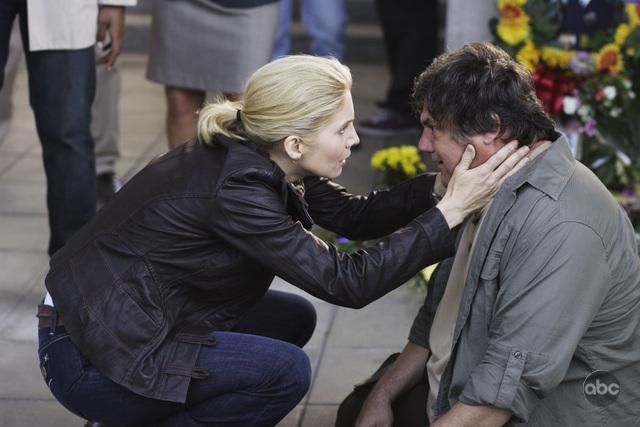 Still of Elizabeth Mitchell in V (2009)