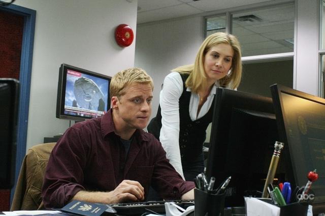 Still of Elizabeth Mitchell and Alan Tudyk in V (2009)