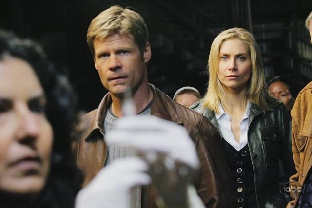 Still of Joel Gretsch and Elizabeth Mitchell in V (2009)