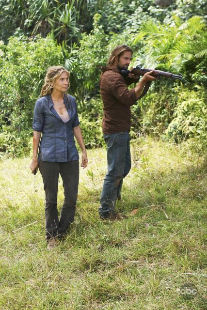 Still of Josh Holloway and Elizabeth Mitchell in Dinge (2004)