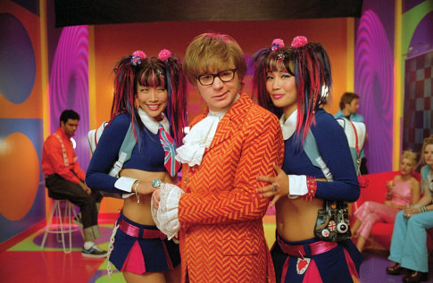 Still of Mike Myers, Carrie Ann Inaba and Diane Mizota in Austin Powers in Goldmember (2002)