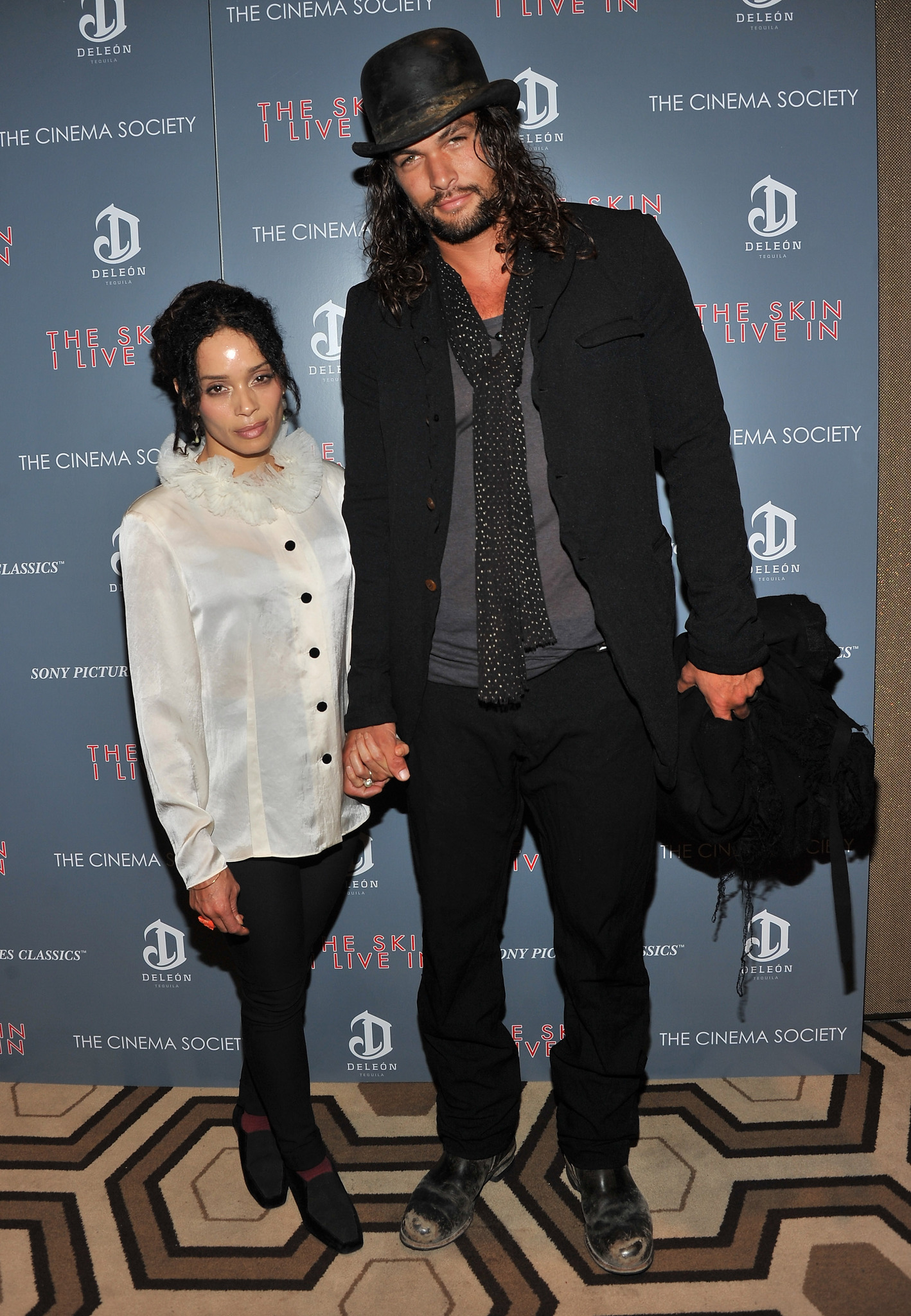 Lisa Bonet and Jason Momoa at event of Oda, kurioje gyvenu (2011)