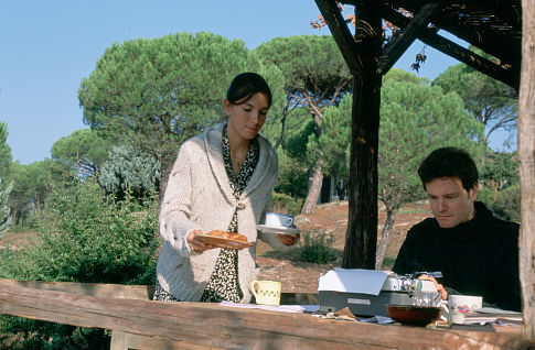 Still of Colin Firth and Lúcia Moniz in Tegyvuoja meile (2003)
