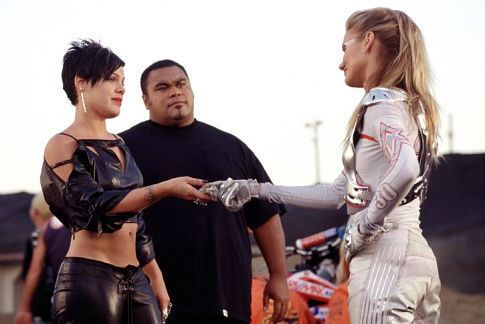 Still of Cameron Diaz and Pink in Charlie's Angels: Full Throttle (2003)