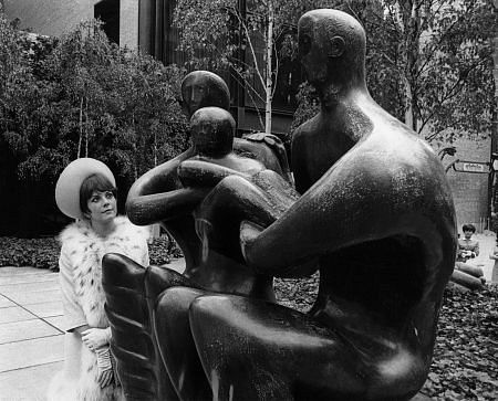 Natalie Wood viewing Henry Moore's sculpture, 