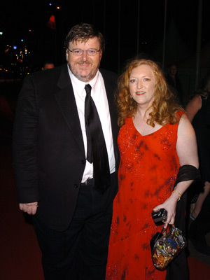 Kathleen Glynn and Michael Moore at event of De-Lovely (2004)