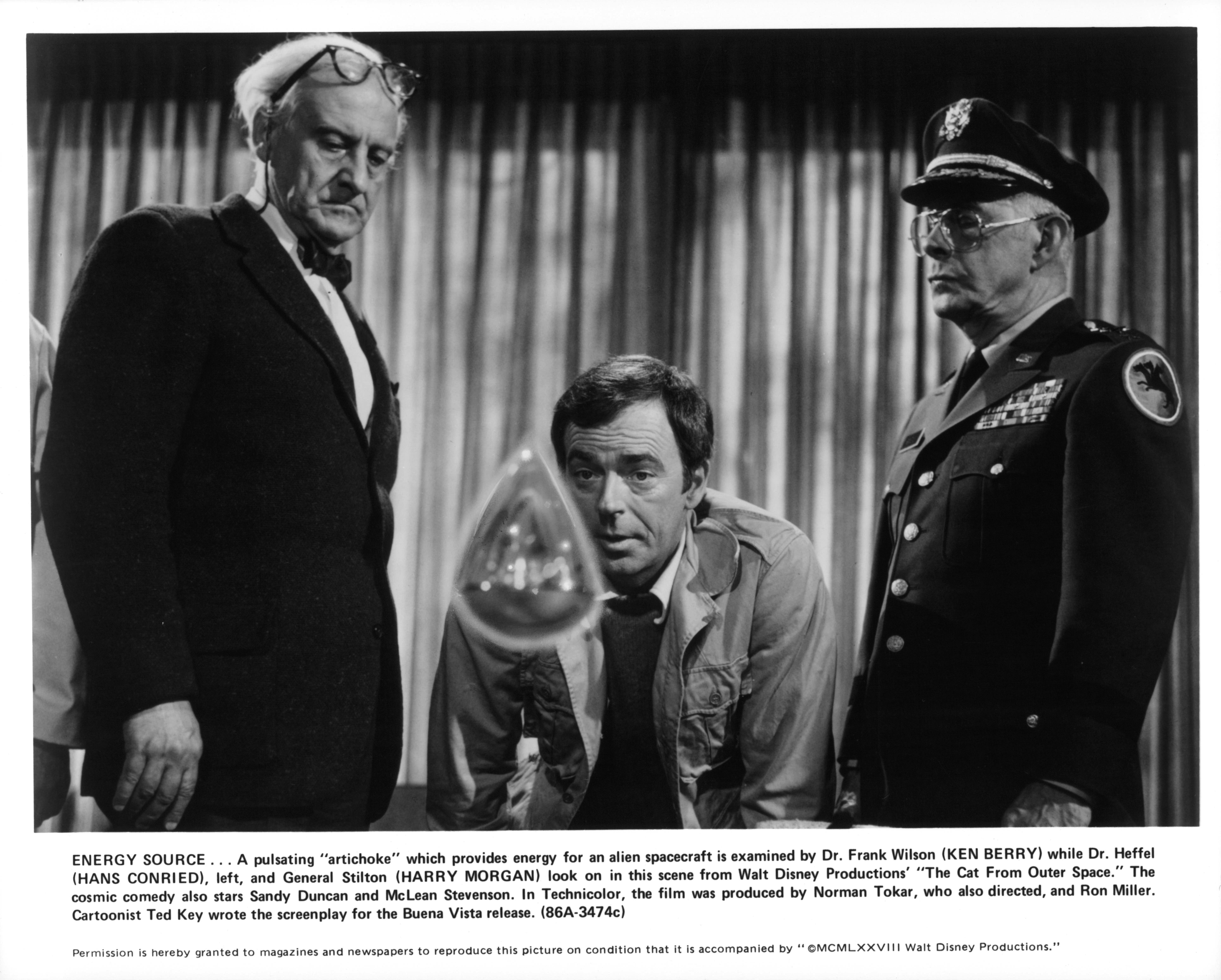 Still of Ken Berry, Hans Conried and Harry Morgan in The Cat from Outer Space (1978)