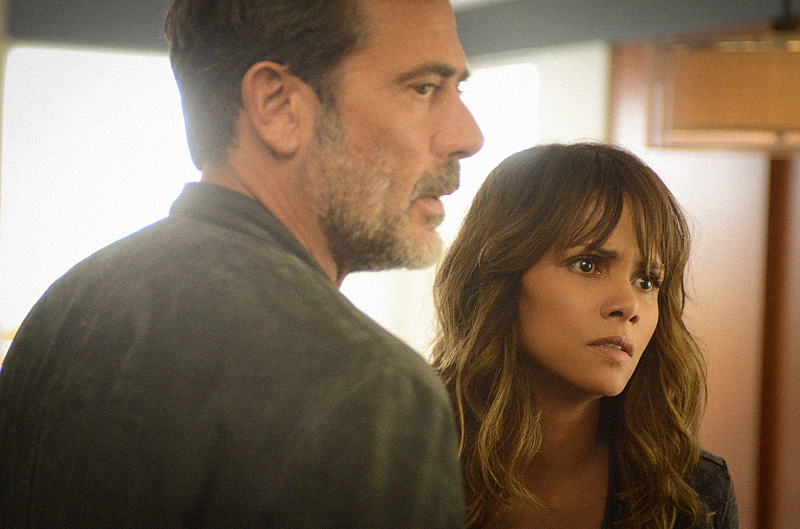 Still of Halle Berry and Jeffrey Dean Morgan in Extant (2014)