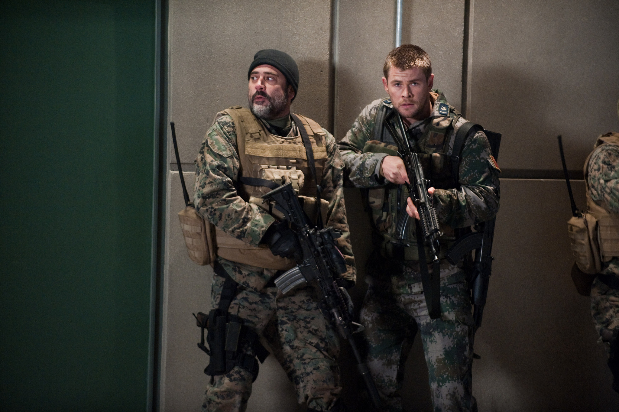 Still of Jeffrey Dean Morgan and Chris Hemsworth in Red Dawn (2012)