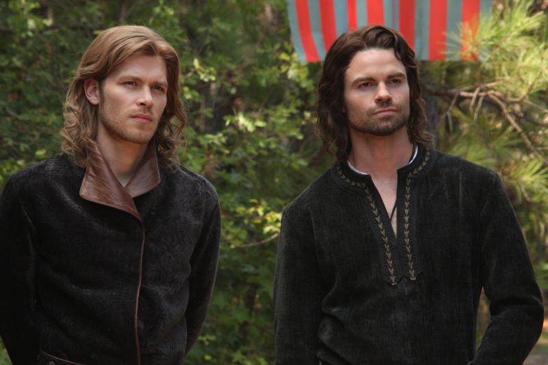 Still of Daniel Gillies and Joseph Morgan in Vampyro dienorasciai (2009)