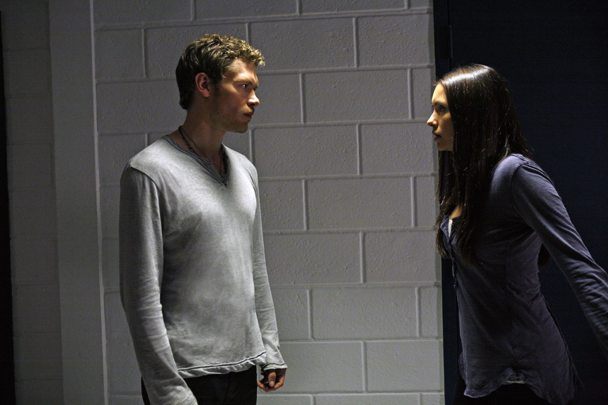 Still of Joseph Morgan and Nina Dobrev in Vampyro dienorasciai (2009)